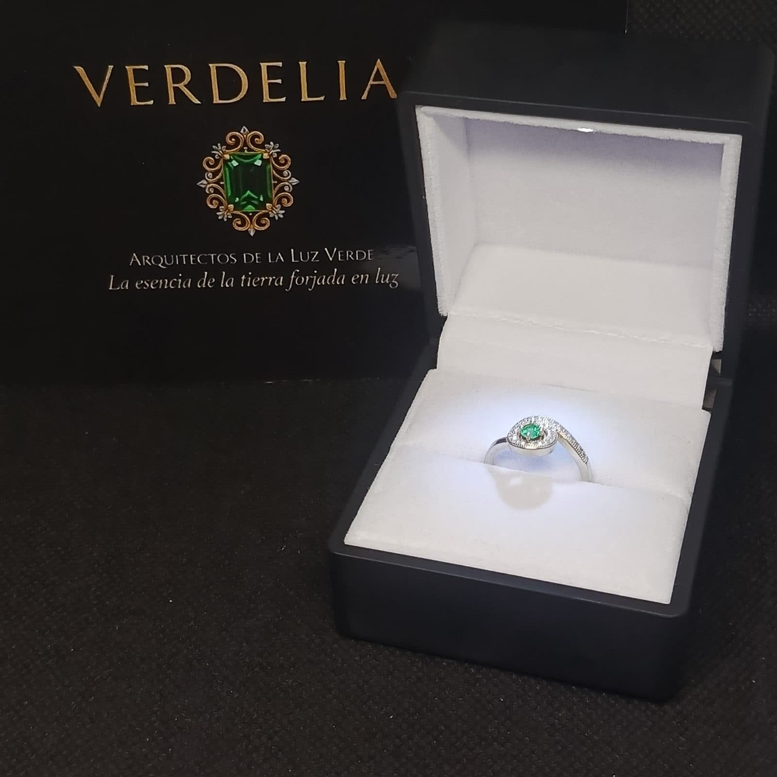 Anillo 'Espiral de Luz' en Plata 925 y Esmeralda Natural